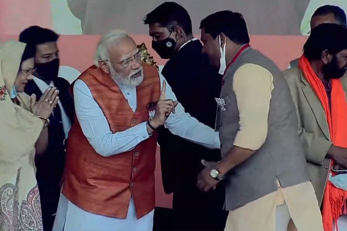 UP BJP leader touches PM Modi's feet, PM gives him lesson without saying a word