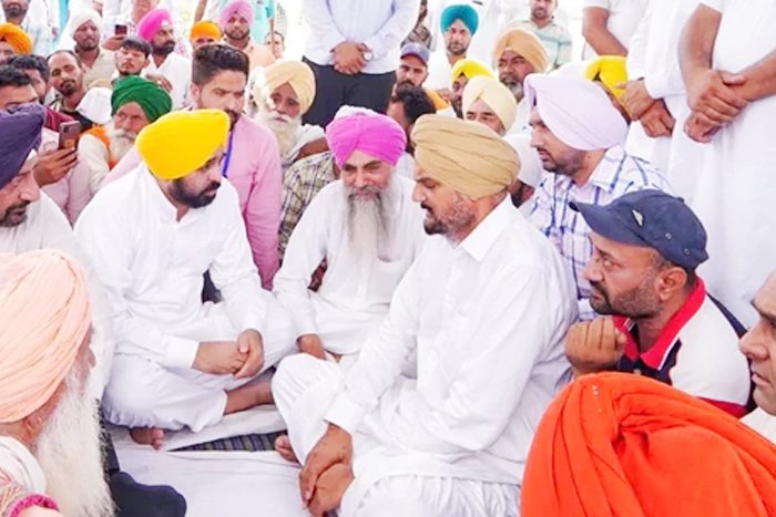 Punjab CM meets Moose Wala's grieving father in their native village
