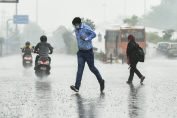 Delhi wakes up to humid morning, light rain expected today