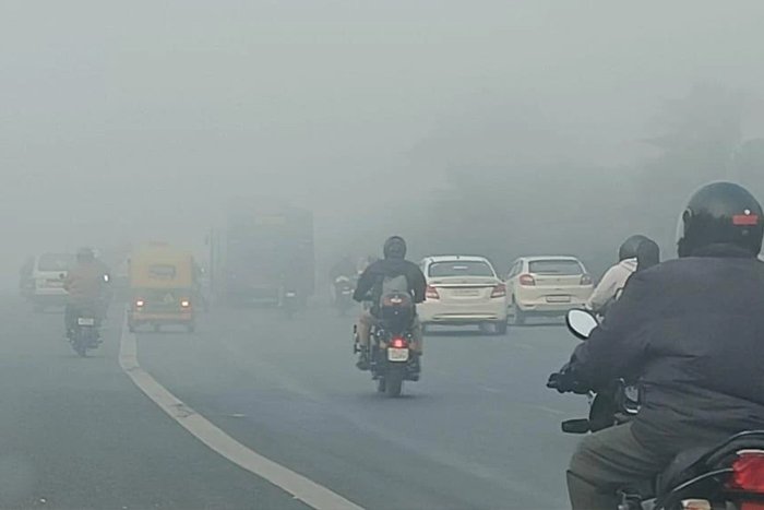 Fog engulfs Delhi-NCR, mercury dips to 6 degrees Celsius