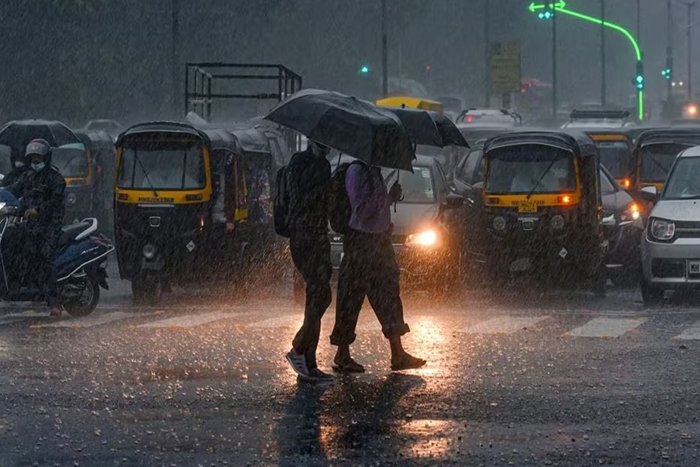Heavy rain with thunderstorm lashes parts Delhi-NCR, IMD issues yellow alert