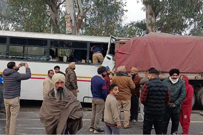 Three cops killed, 18 hurtas bus rams parked truck