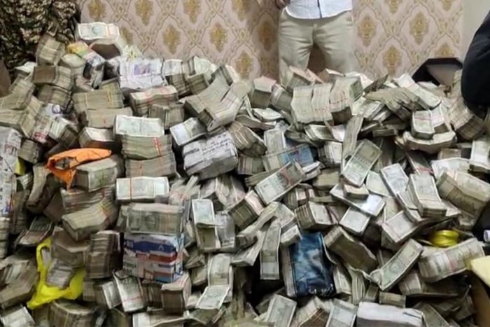 Mountain Of Cash Found In Raid On House Help Of Jharkhand Minister's Aide